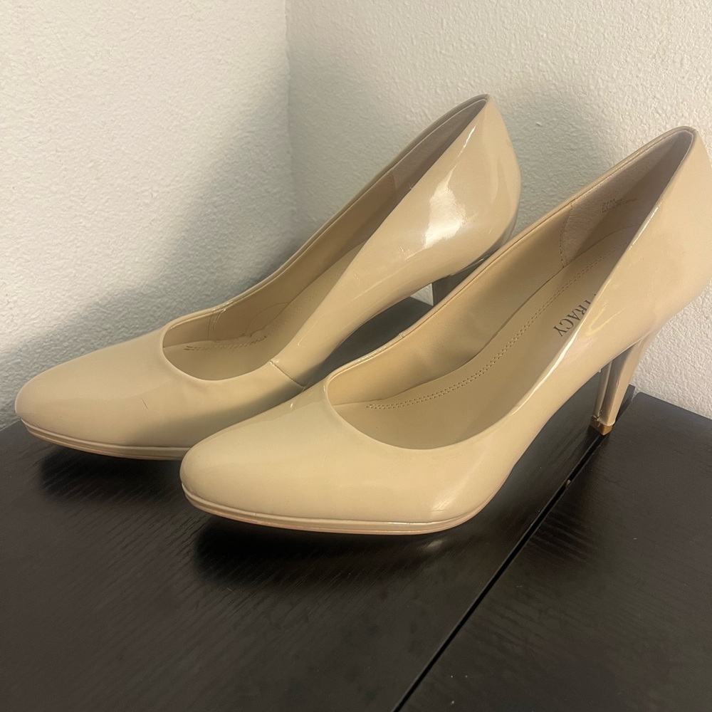 Ellen Tracy Cream Heels Classic Stiletto Design - Picture 2 of 10